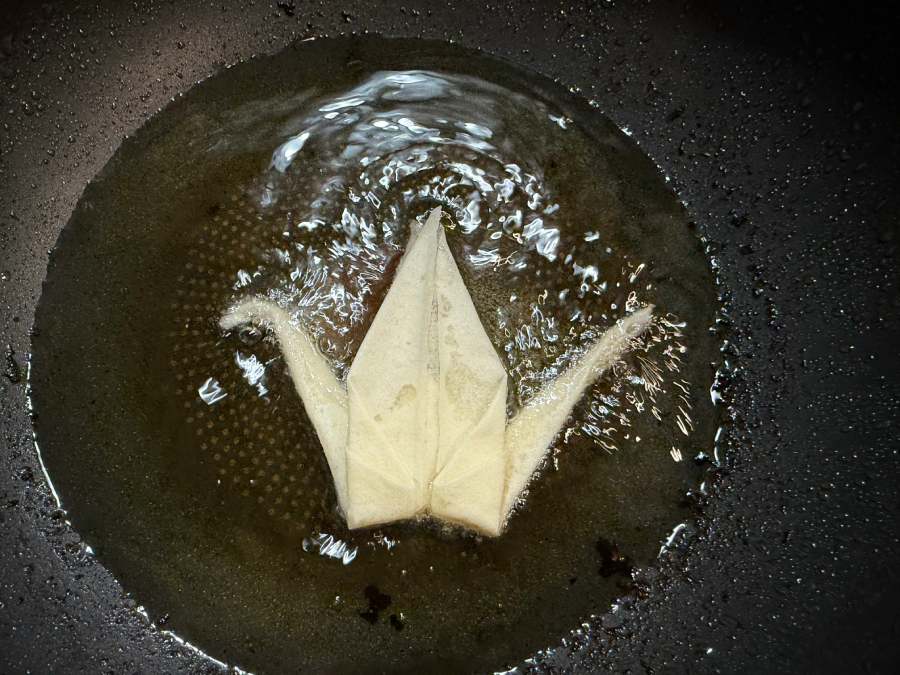 春巻きを揚げた後の残った油にそのまま投入