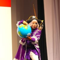 地球儀ネタを披露