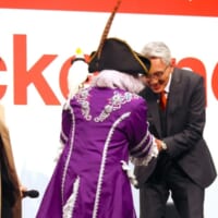 固く握手を交わす