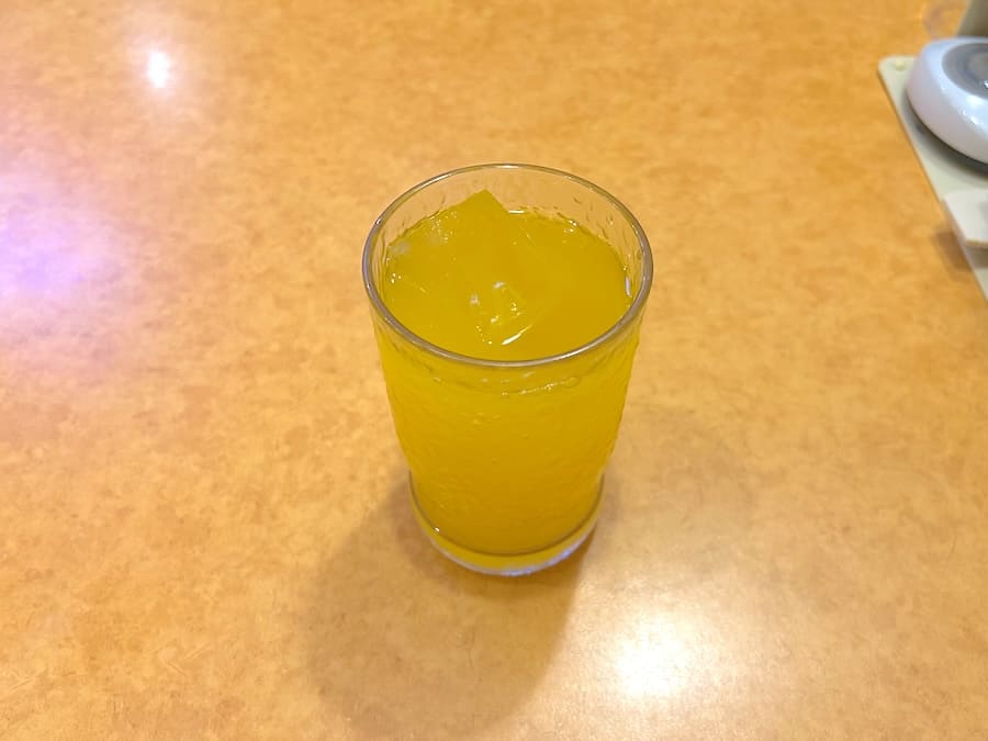 ドリンクバーを利用して待つ