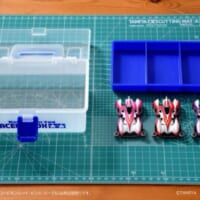 ケース内部には取り外し可能なブルーの仕切りトレイが付属