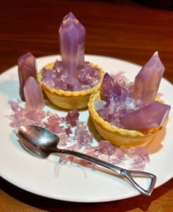 「食べられる鉱物」誕生　透明感までも再現した甘くて美しいアメシスト