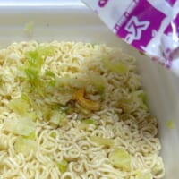 「すっぱゆず味」のソースをかける