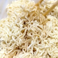 通常のソースやきそばの方をかき混ぜる