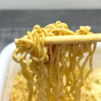 ソースやきそばを食べる