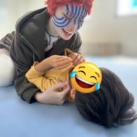 職場のハロウィンに猗窩座降臨! レイヤーの“ガチ仮装”に子ども熱狂