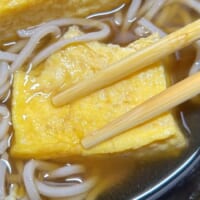 そばつゆに玉子を浸す