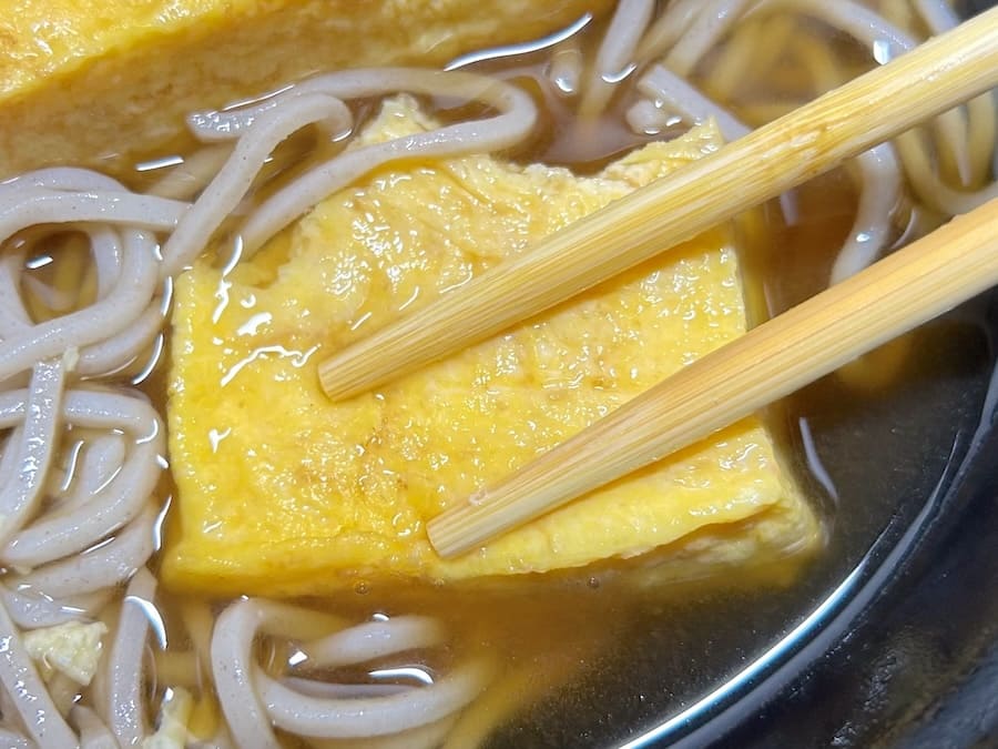 そばつゆに玉子を浸す