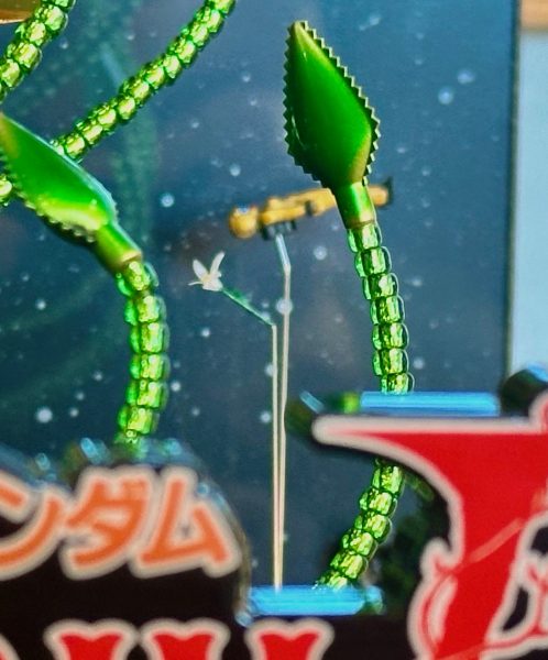 宇宙空間に投げ出されたセシリーと、救出のキーアイテムとなったセシリーの花