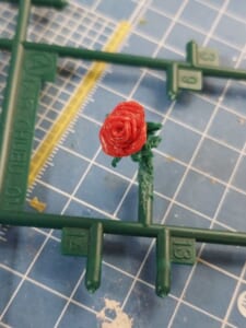 プラモの「ランナー」に美しい薔薇が咲く ヒートペンを駆使したエコなアート作品