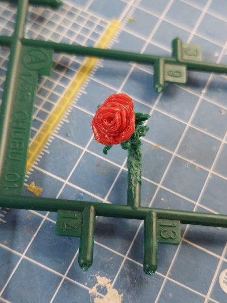 プラモの「ランナー」に美しい薔薇が咲く ヒートペンを駆使したエコなアート作品