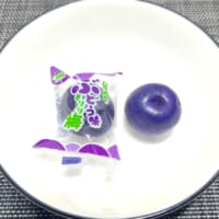 えっ、カリカリ梅のぶどう味……！？ついに発見した怪しすぎるお菓子を食べてみた