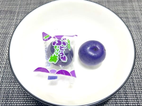 えっ、カリカリ梅のぶどう味……！？ついに発見した怪しすぎるお菓子を食べてみた