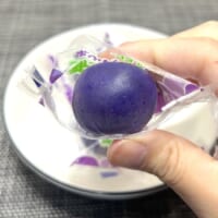 青みがかった紫色