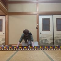 けん玉を床に置く