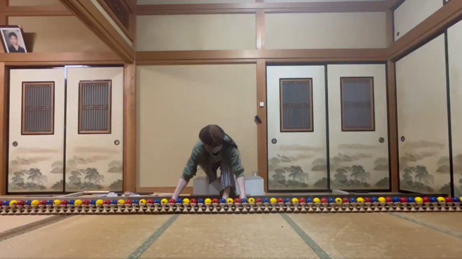 けん玉を床に置く