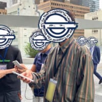 リアルタイムで顔が乗っ取られる!?「攻殻機動隊展」で“笑い男”によるハッキングを再現した鏡が登場