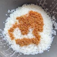 洗った米に素を入れる