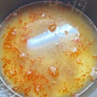 2合の目盛りまで水を注ぐ