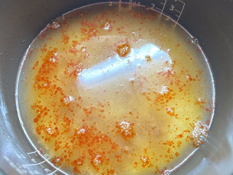 2合の目盛りまで水を注ぐ