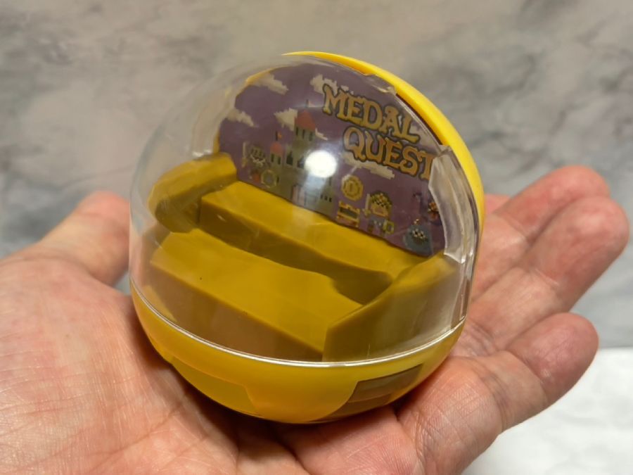 サイズ感は非常にコンパクトで、手のひらにポンと乗る大きさ