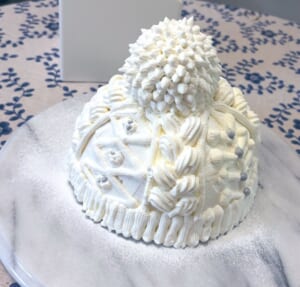 ケーキでニット帽を再現！“えげつない量の生クリーム”を使った、かぶりたくなる一品
