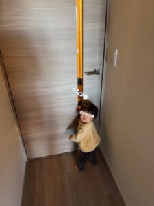 小窓越しにしか会えない父と娘 家の一角で生まれたドラマチックな一幕