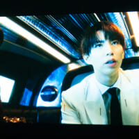 「PACHI-PACHI-7」新CM。はじめしゃちょーさん、佐久間宣行さんが「クイーン」の藤田ニコルさんと出会うストーリー