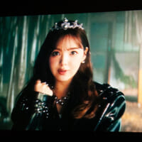 「PACHI-PACHI-7」新CM。はじめしゃちょーさん、佐久間宣行さんが「クイーン」の藤田ニコルさんと出会うストーリー