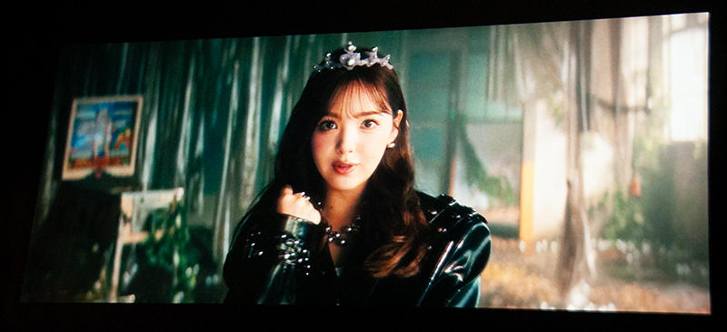 「PACHI-PACHI-7」新CM。はじめしゃちょーさん、佐久間宣行さんが「クイーン」の藤田ニコルさんと出会うストーリー