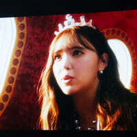 「PACHI-PACHI-7」新CM。はじめしゃちょーさん、佐久間宣行さんが「クイーン」の藤田ニコルさんと出会うストーリー