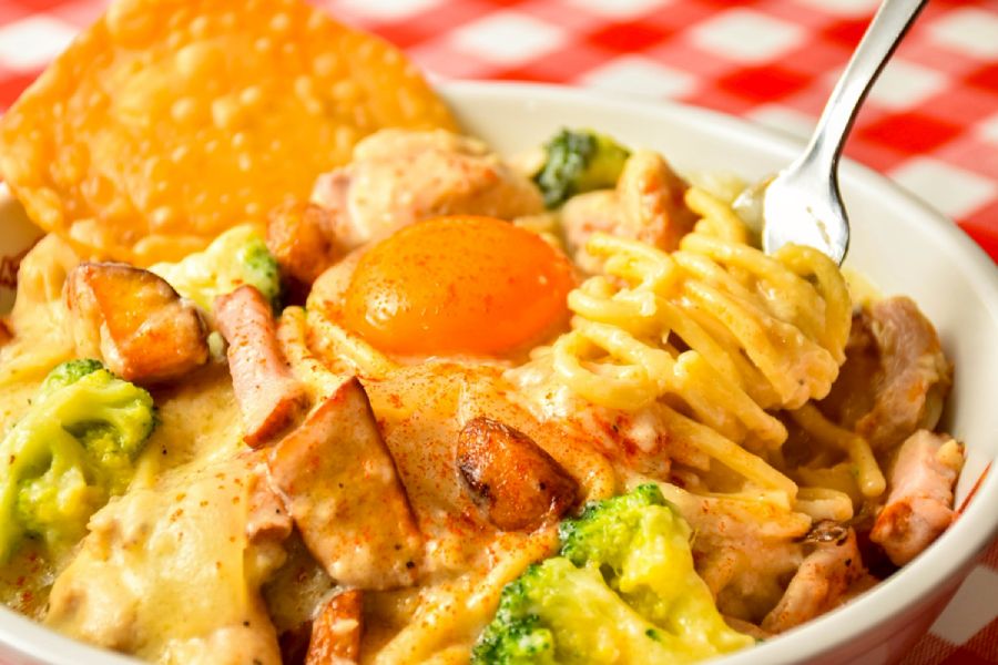 大は総重量1kg超！パンチョから「白ナポ」を魔改造した「シュクメルリ風パスタ」が登場