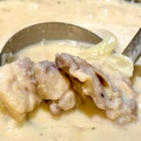 チーズがたっぷり溶け込んだホワイトソースに具がたっぷりゴロゴロ