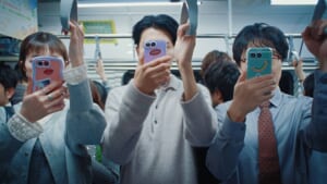 車内で「撮られてるかも?」の不安、4人に1人が経験 山寺宏一が“スマホ”を熱演するソフトバンク新動画公開