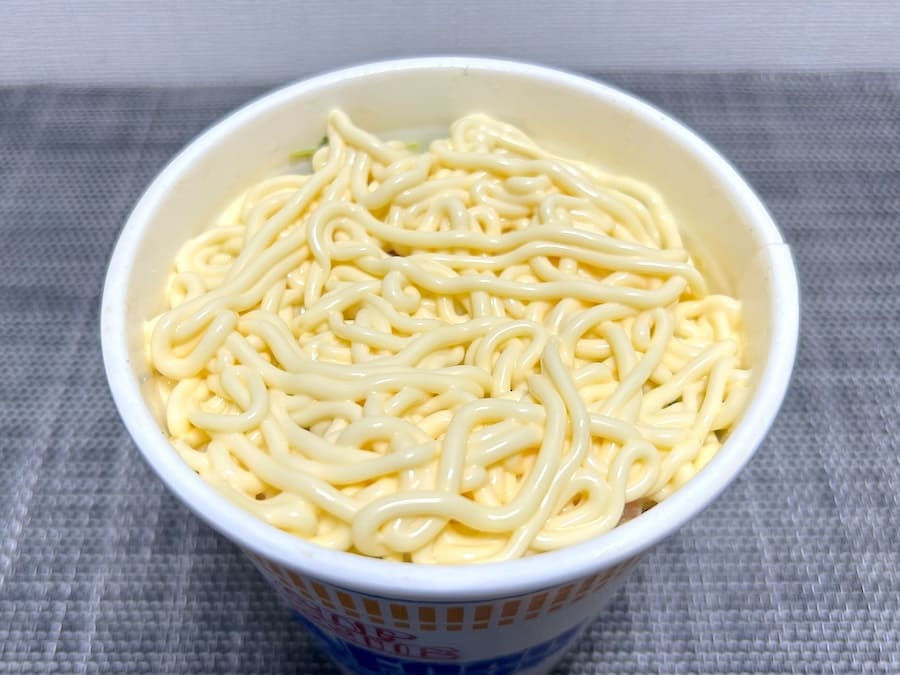 麺が見えなくなるほどのマヨネーズ