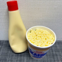 マヨネーズで麺が見えない!シーフードヌードルの「1番美味しい食べ方」を試してみた