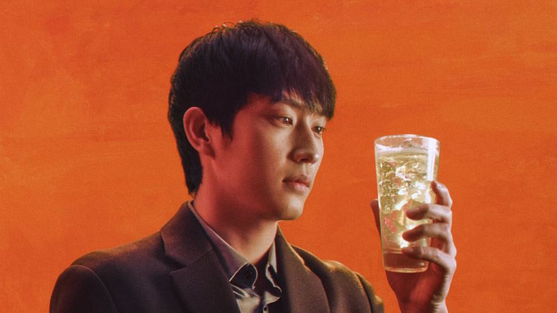 ハイボールを飲むシーン