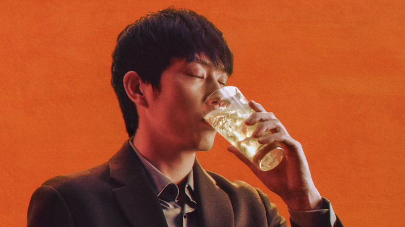 ハイボールを飲むシーン