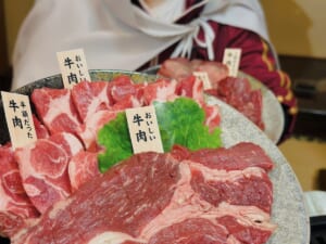 忘年会でのひと笑いに!「スーパーの肉が高級肉に見えるライフハック」が楽しそう