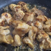 鶏もも肉を、少量の油を引いたフライパンで焼いていきます