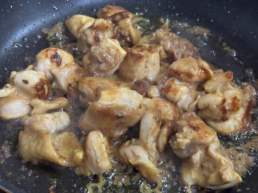 鶏もも肉を、少量の油を引いたフライパンで焼いていきます