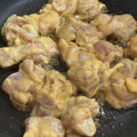 鶏もも肉を、少量の油を引いたフライパンで焼いていきます