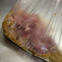 そこへ、一口大にカットした鶏もも肉を投入