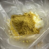 ポリ袋に無糖ヨーグルトと「カレーうどんスープ」の粉末を入れる