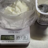 ポリ袋に無糖ヨーグルトと「カレーうどんスープ」の粉末を入れる