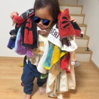 タオルが好きすぎる2歳児の完全装備 強すぎて笑うしかない