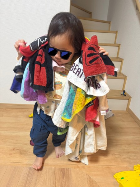 タオルが好きすぎる2歳児の完全装備 強すぎて笑うしかない