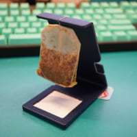 デザインを学ぶ大学院生、ヤダニウムさん（@yada_kaeru）が開発した、ティーバッグ用の「二番煎じ待機スタンド」
