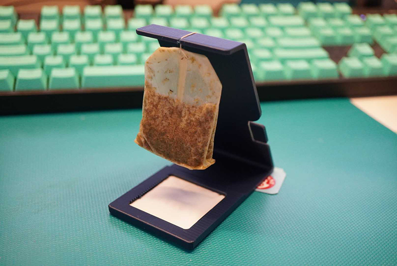 デザインを学ぶ大学院生、ヤダニウムさん（@yada_kaeru）が開発した、ティーバッグ用の「二番煎じ待機スタンド」