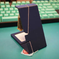 筐体は3Dプリンターで製作。逆L字型のスタンドにはスリットが入り、ティーバッグの紐をひっかけて吊るす